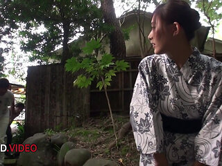 Outdoor Steamy Asian Aoi Mizuno Delivers Hot Blowjobs Under Sunlight