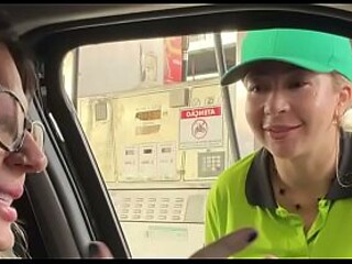 Amateur gas station attendant gets intimate with married couple in the car
