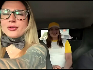 Mulher faz proposta para funcionaria do mac ! Para ser atriz porno e elas se pegam ali mesmo em publico