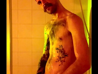 Lucca tomando banho
