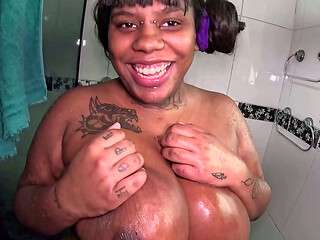 A novinha BBW chegou e Ted j&aacute_ faz teste drive no banheiro - Mary Luh