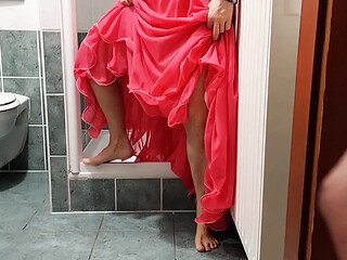 German amateur MILF Selena pees and gets creampied in bed and bath
