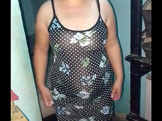 Se levanta su vestido de frente para mostrarnos su tanga violeta sexy