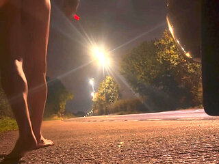 Total naked and barefoot whilst car pass by