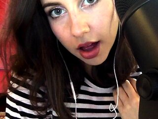 Amateur webcam babe showing her sexual goods