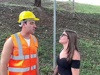 NOVINHA CHAMOU O PEDREIRO PARA ARRUMAR O CHUVEIRO E DEPOIS PAGOU ELE COM CH&Aacute_