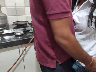 Desi Collage Akar Kitcen Me Kam Rahi Thi Tabhi Uska BF Ne Akar Chut Choda