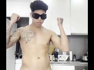 Moleque latino se masturbando dentro do t&aacute_xi