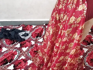 Soyi hui chachi ko chod kar bur faad diya
