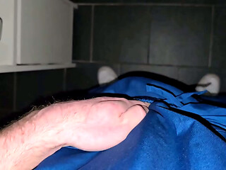 Deutscher Arzt auf Toilette wichst und l&uuml_ftet Geheimnis mit Patient - PhantomGentX