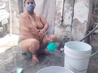 Indian Bhabhi's Hot Video While Bathing