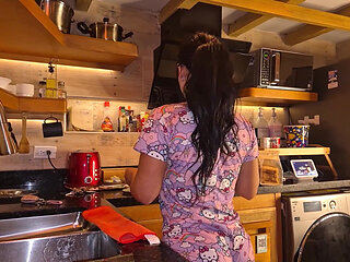 Real Newlywed Couple Fuck in in-laws' Kitchen