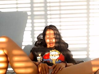 Asian Teen Gamer Masturbates to Orgasm on Webcam