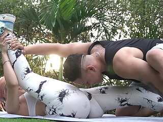 Entrenador se folla una ardiente rubia en una sesi&oacute_n de yoga