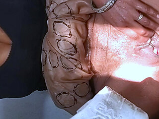 Bhabhi bathroom me bath ke nikale chut ke bal