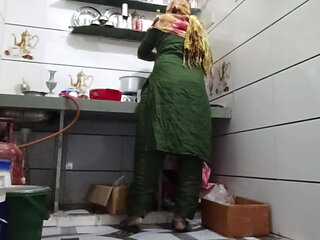 Bihar ki bhabhi pilwati hai