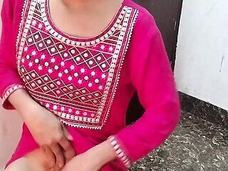 Bhabhi ko bur chod kar paani nikala