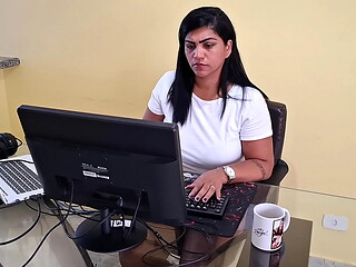 Nicoly Mattos n&atilde_o resistiu e deu o cuzinho no sof&aacute_ da recep&ccedil_&atilde_o depois de mamar o pau do chefe no escrit&oacute_rio