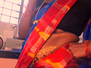 Indian Maid Spreads Her Legs to Get Tips for Reel Shoots