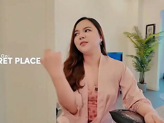 When a girl sees her delivery guy looks just like her ex, she invites him in for a drink. As they talk about life and lost...