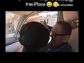 Enano besando a chica urgida