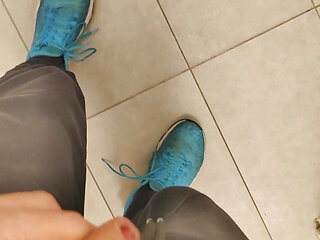 White, Skinny Boy Risky Handsfree Cumshout in Gym