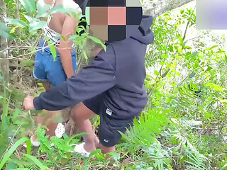 crot didalam memek tembem istri orang waktu ngentot di hutan