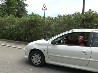 In the middle of the runway, Lily, 32, is beaming! - Jacquie et Michel TV