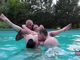 Bi-sexual Familly Stepson, Stepdad And Stepmon In The Pool Like Cum
