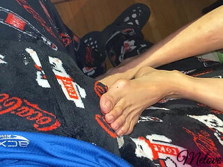 Melove Wants to Pleased Naelor with Her Sexy Feet and Long Toes