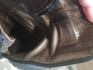 Injected into the foot-warm boots