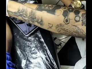 O jeito que ele gemia enquanto eu tatuava