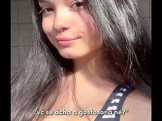 Shorts jeans, regata justa e muita vontade &ndash_ Debora Mendes se exibe e goza sozinha no banheiro