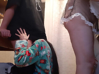 While My Housekeeper Girlfriend Is Washing Dishes, I Fuck Her Mistress in the Mouth