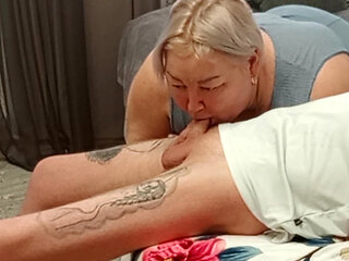 Stepmom gives blowjob to enjoy hot cum