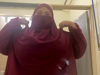 Naughty ustazah in toilet