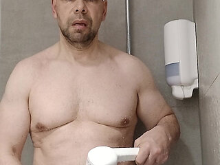 I cum with a powerful jet of water in the shower