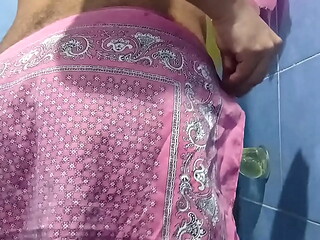 Jugando en el ba&ntilde_o con un dildo