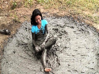 Amateur Outdoor Brunette Masturbates