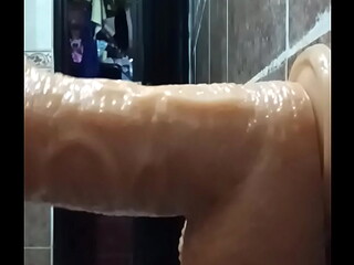 Anal en el ba&ntilde_o con dildo mosnter