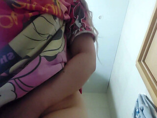 MILF Went to the Bathroom for a Mop, but After Masturbating, She Got an Orgasm and Squirt