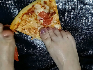 Tu cena est&aacute_ servida... bajo mis pies