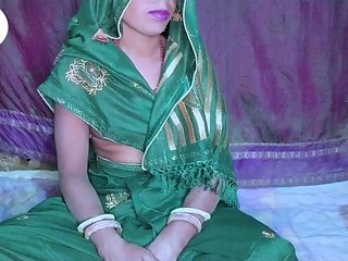 India Desi housewife green saree blouse me chudai hindi...