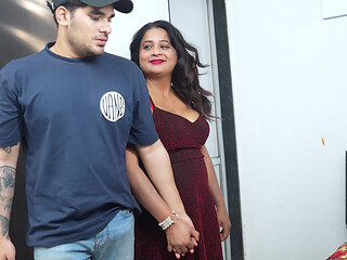 Desi Beautiful Bhabhi Waiting For Delevery Boy For sex very Hardcore Sex with Clear Hindi Aodio