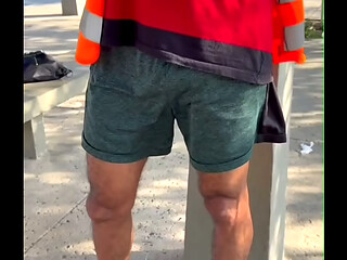 Boy musculoso saiu da Academia, viu o guardador de carro ficou excitado e louco pra dar. O guardador levou pro mato e fudeu. ( Pr&eacute_via)