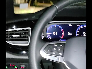 tomando leitinho no carro