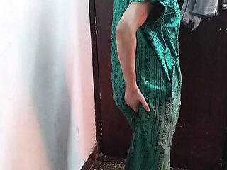 Bhabhi ko saari badalte dekh bur dekh liya