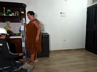 Trabajador de plomeria follando en su trabajo a una chica muy caliente