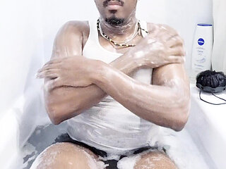 I wash my body in the bath (2) (2025)