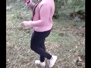 Sexo amador casada engolindo leite na floresta